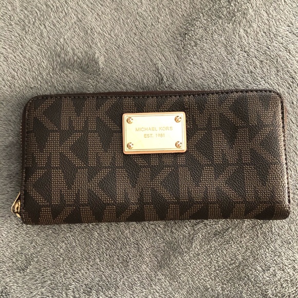 Michael Kors Tote with matching full zip wallet - Picture 8 of 11